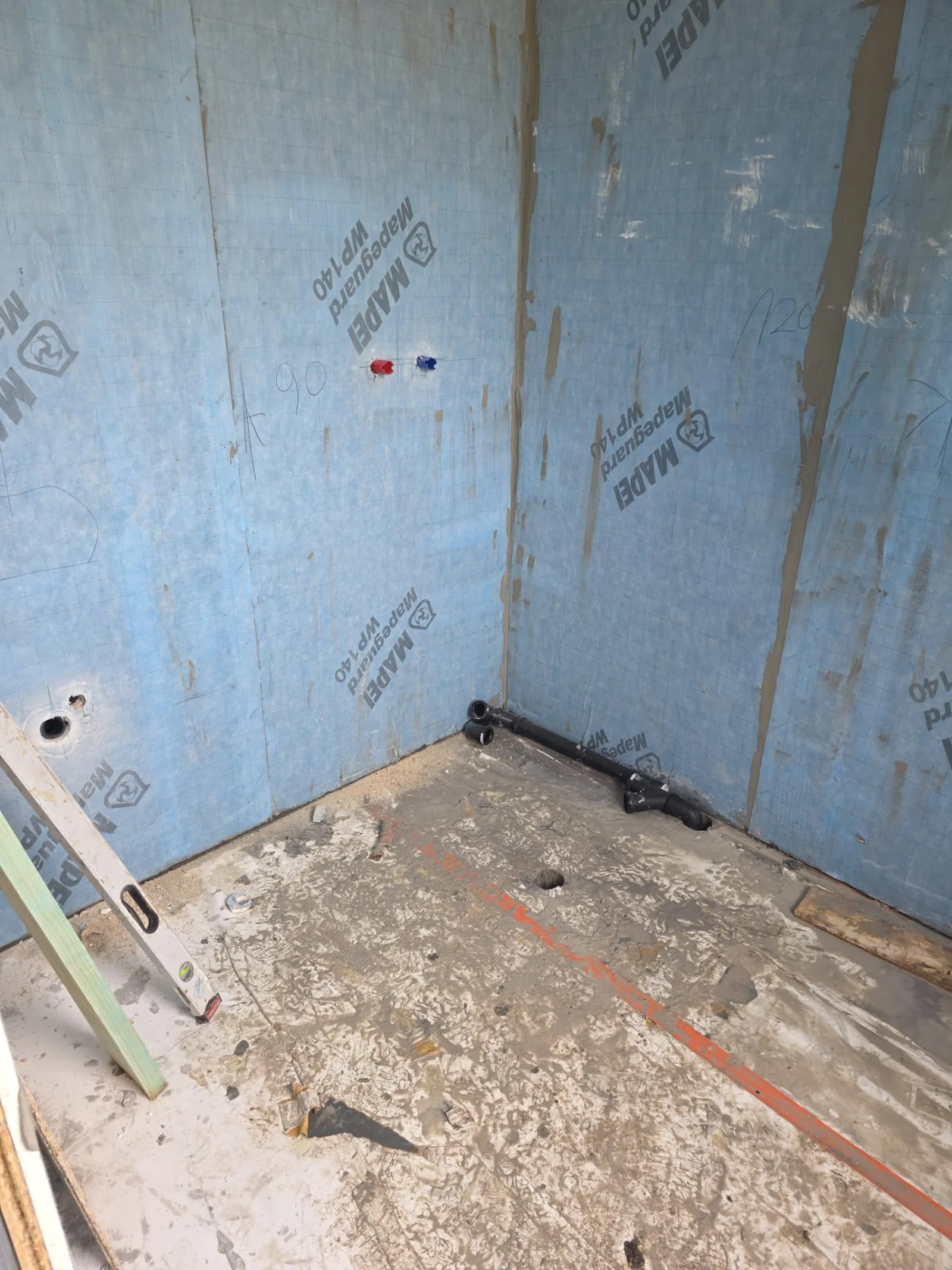 Salle de bain avec membrane d'étanchéité Mapeguard et attentes plomberie