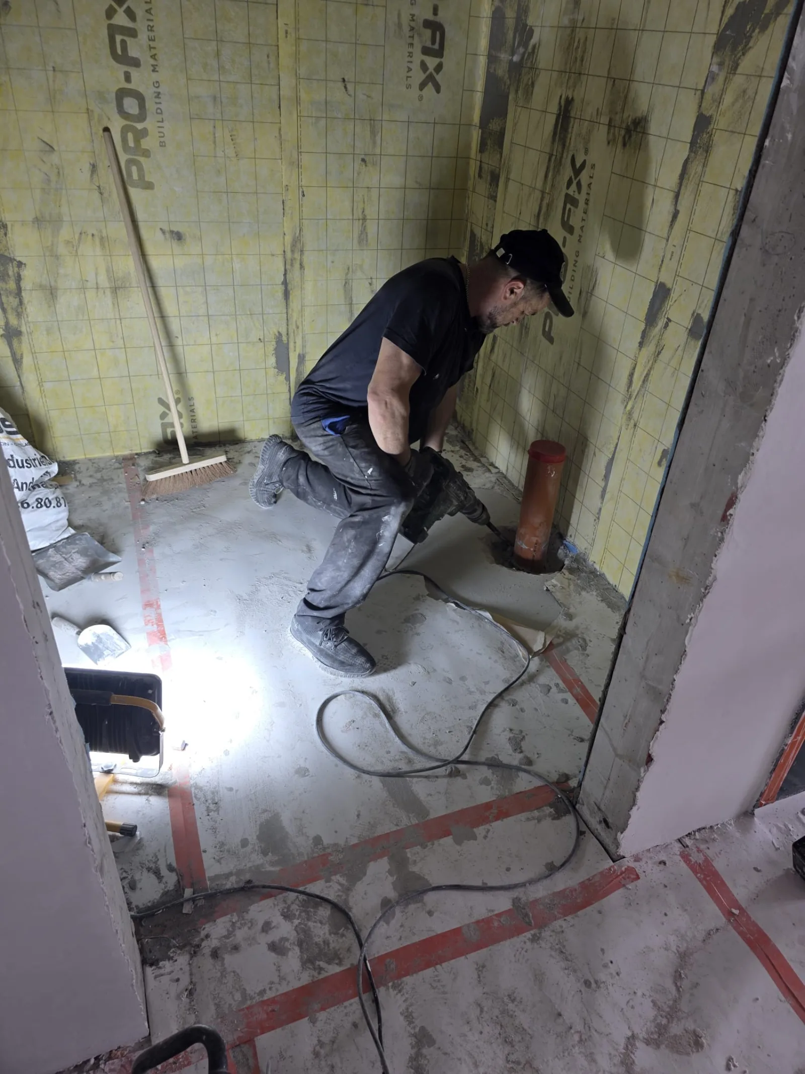 Reprise de la chape autour d'une évacuation, salle de bain en préparation