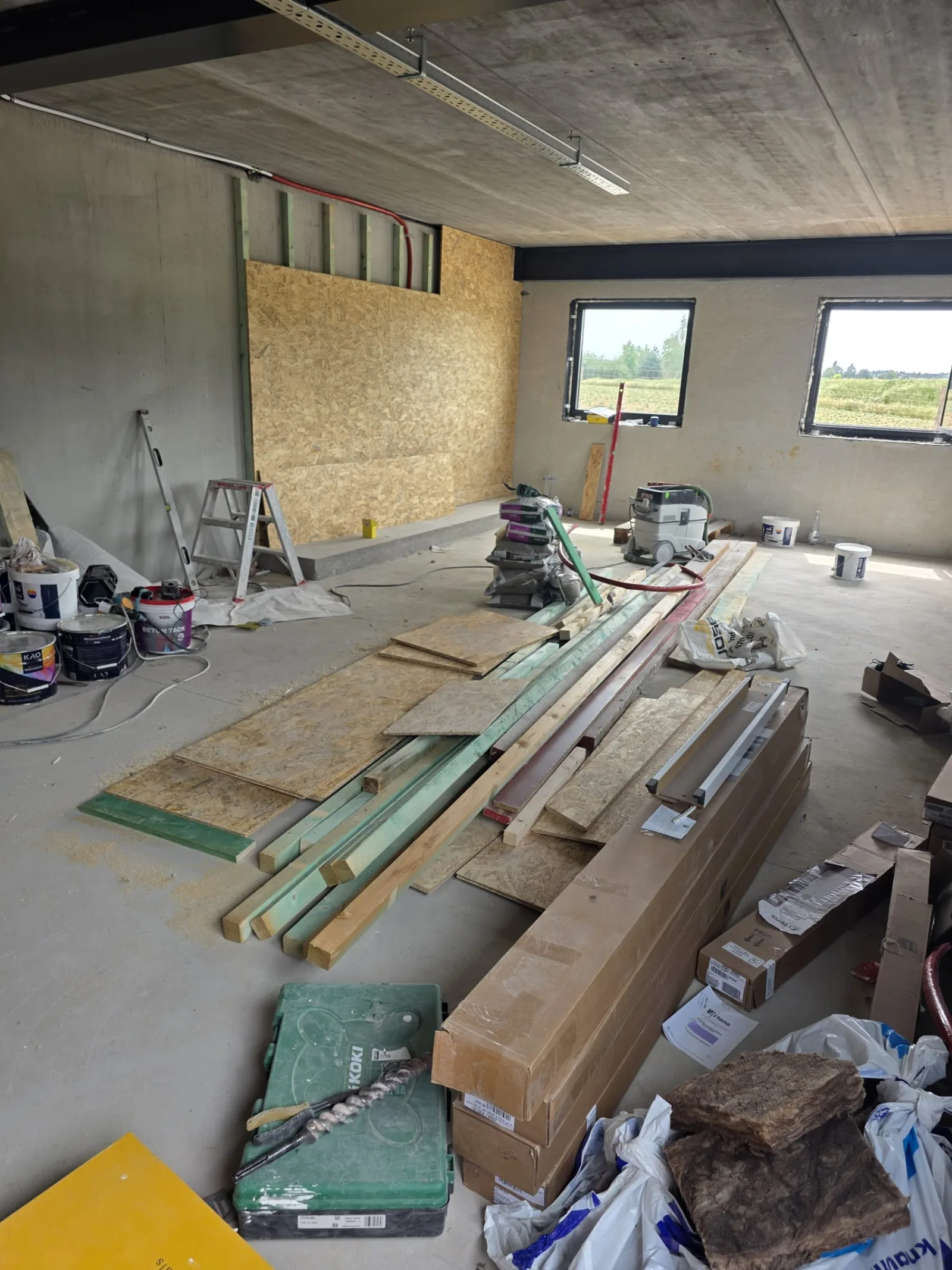 Stock de bois et plaques OSB pour les contre-cloisons isolées