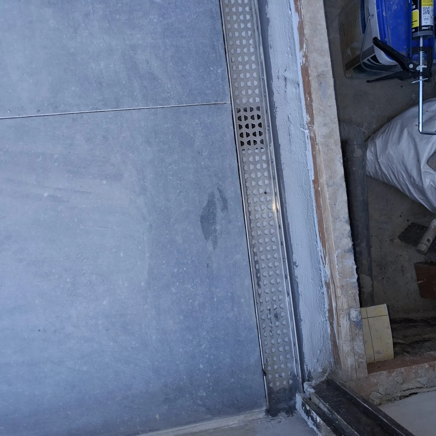 Carrelage intérieur avec caniveau de douche