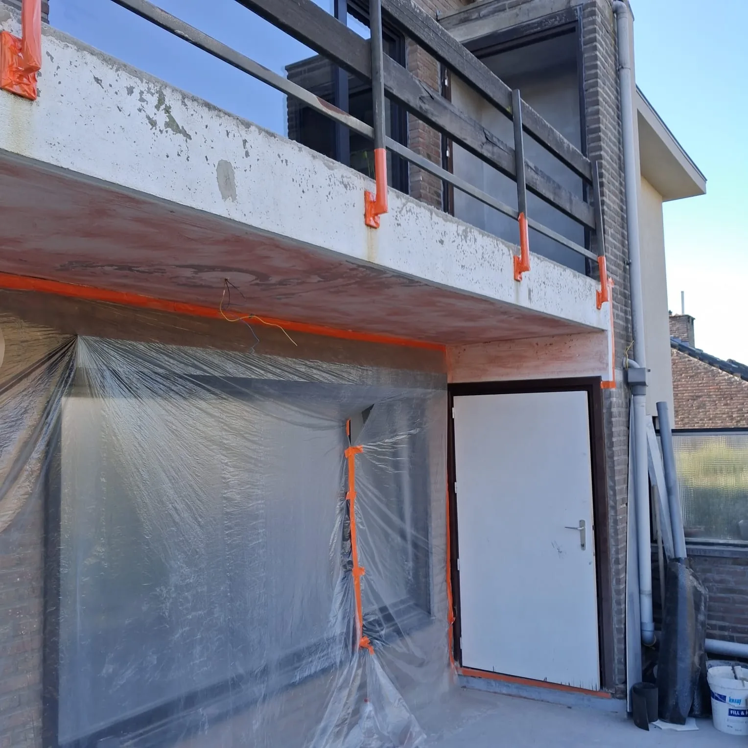Façade et balcon en cours de rénovation