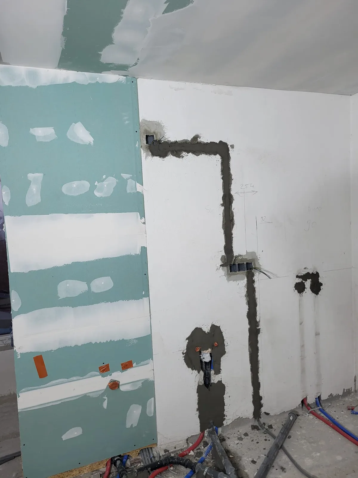 Cloison placo et saignées électriques sur chantier
