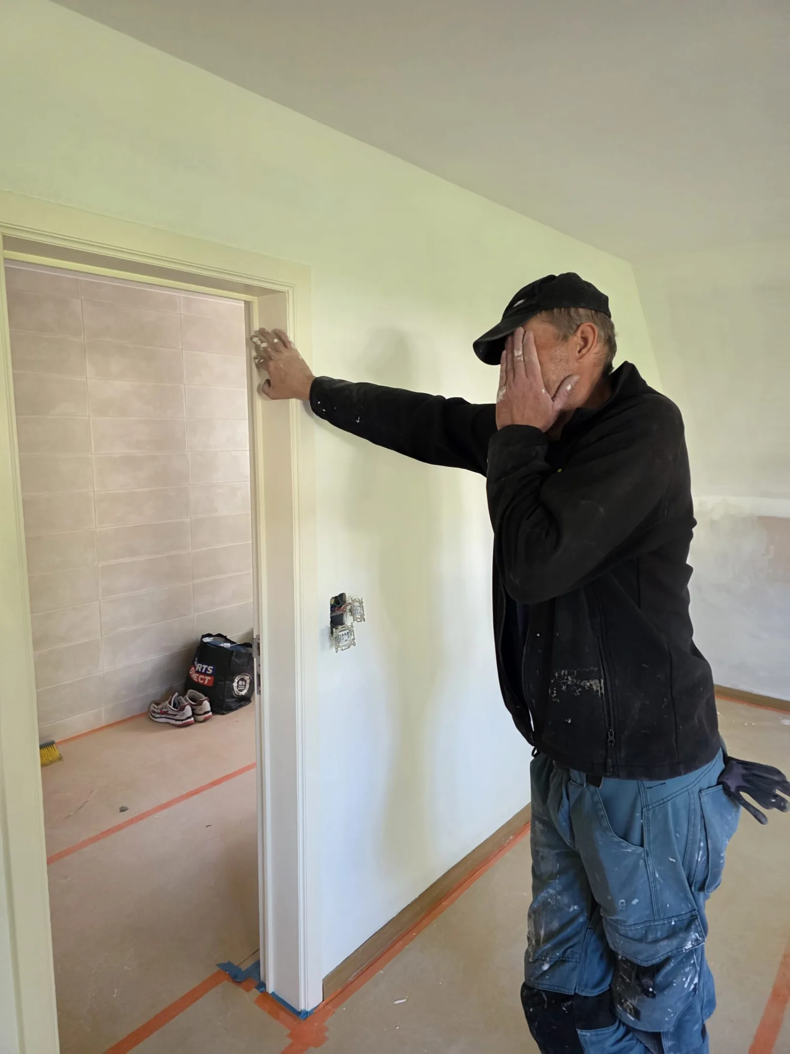 Pose d'encadrement de porte par notre menuisier